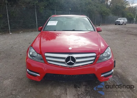 2013 Mercedes-Benz C 300 Sport 4Matic z USA, uszkodzony, nr VIN WDDGF8AB1DR246784